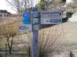 Cartelli sotto il Castello di Montalto a fine giro del Lago Pistono (39972 bytes)